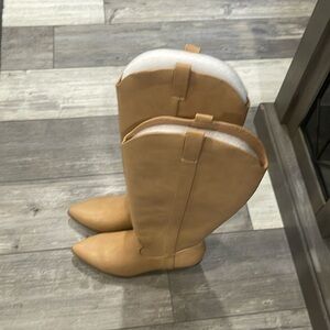 Universal Thread boots